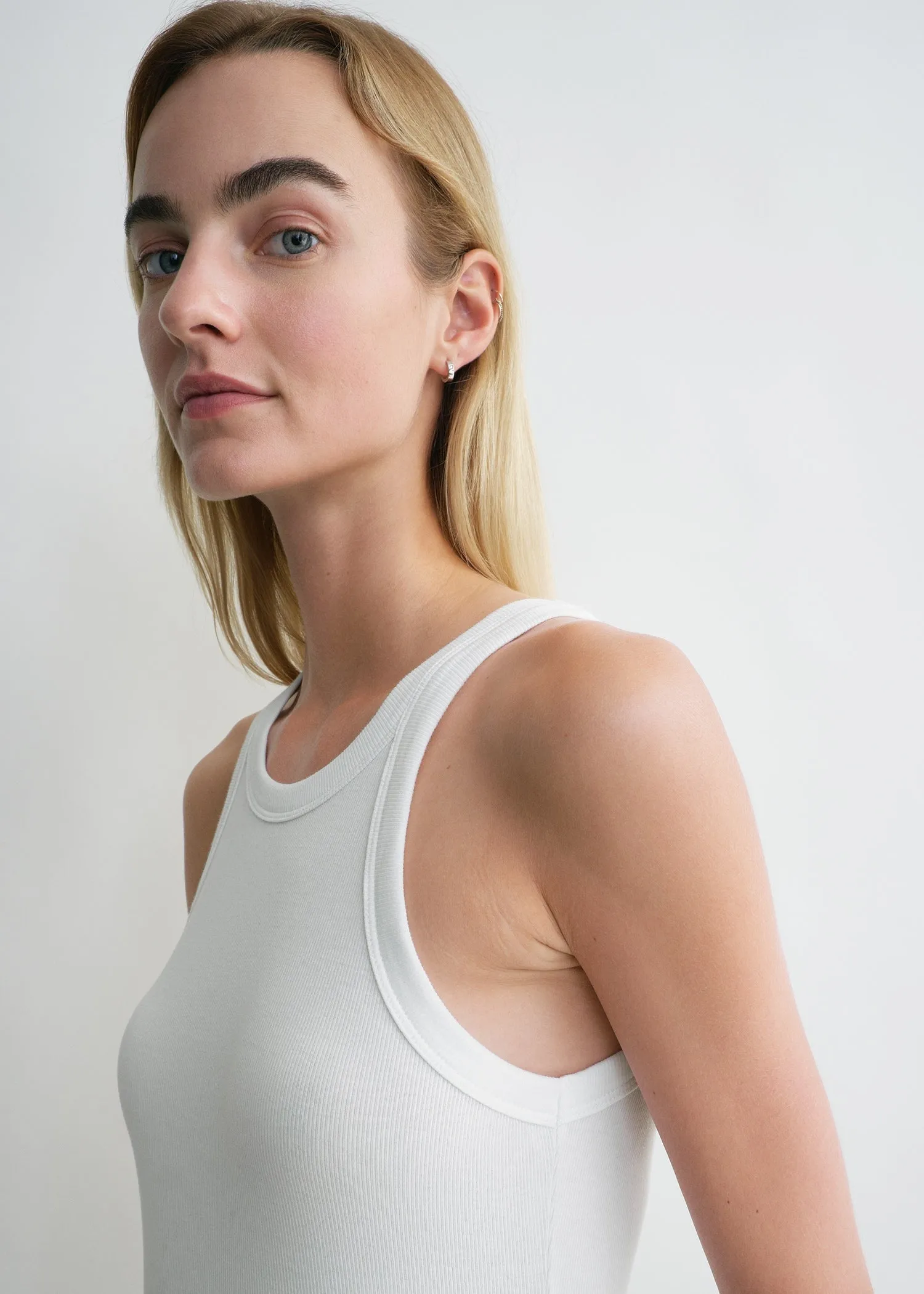 Curved rib tank white